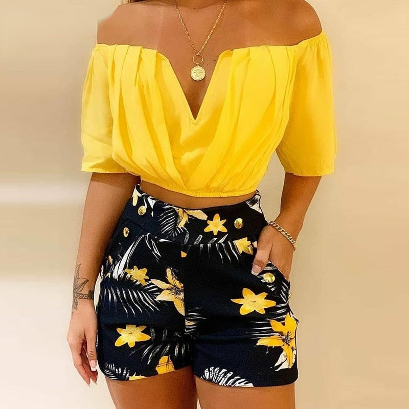 Conjunto de shorts com estampa tropical sem ombro