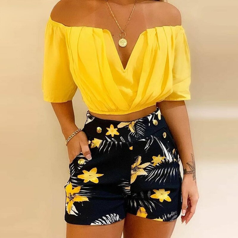 Conjunto de shorts com estampa tropical sem ombro